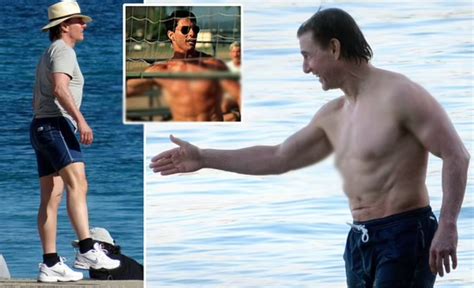 Shirtless Tom Cruise, 61, shows off abs at beach on break from。